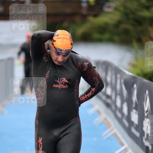 25.08.2024 - Elbe Triathlon Hamburg H.Heesch http://msf.ph/oto/6833124 25.08.2024 08:32:24 Schwimmen 39, 42, 56, 76, 77 meine-sportfotos.de