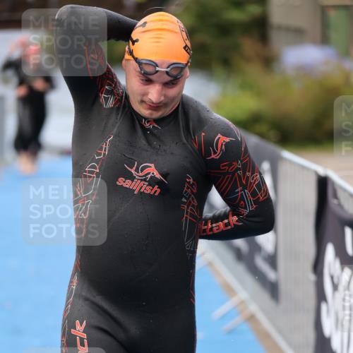 25.08.2024 - Elbe Triathlon Hamburg H.Heesch http://msf.ph/oto/6833150 25.08.2024 08:32:25 Schwimmen 39, 42, 56, 76, 77 meine-sportfotos.de