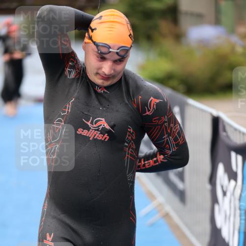 25.08.2024 - Elbe Triathlon Hamburg H.Heesch http://msf.ph/oto/6833153 25.08.2024 08:32:25 Schwimmen 39, 42, 56, 76, 77 meine-sportfotos.de