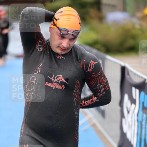 25.08.2024 - Elbe Triathlon Hamburg H.Heesch http://msf.ph/oto/6833158 25.08.2024 08:32:25 Schwimmen 39, 42, 56, 76, 77 meine-sportfotos.de
