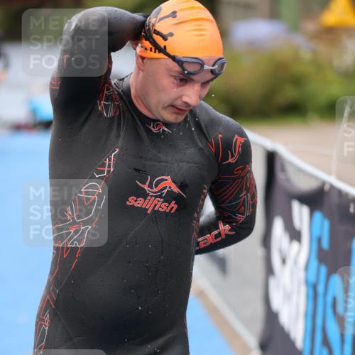 25.08.2024 - Elbe Triathlon Hamburg H.Heesch http://msf.ph/oto/6833164 25.08.2024 08:32:25 Schwimmen 39, 42, 56, 76, 77 meine-sportfotos.de