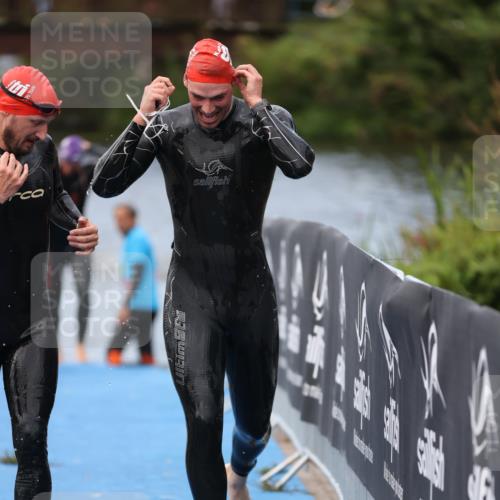 25.08.2024 - Elbe Triathlon Hamburg H.Heesch http://msf.ph/oto/6833201 25.08.2024 08:32:29 Schwimmen 39, 42, 56, 76, 77 meine-sportfotos.de