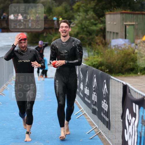 25.08.2024 - Elbe Triathlon Hamburg H.Heesch http://msf.ph/oto/6833230 25.08.2024 08:32:30 Schwimmen 42, 56, 76, 77 meine-sportfotos.de