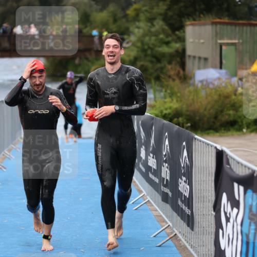 25.08.2024 - Elbe Triathlon Hamburg H.Heesch http://msf.ph/oto/6833234 25.08.2024 08:32:30 Schwimmen 42, 56, 76, 77 meine-sportfotos.de