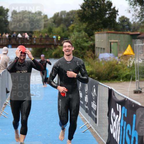 25.08.2024 - Elbe Triathlon Hamburg H.Heesch http://msf.ph/oto/6833240 25.08.2024 08:32:31 Schwimmen 42, 56, 76, 77 meine-sportfotos.de