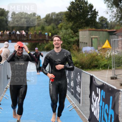 25.08.2024 - Elbe Triathlon Hamburg H.Heesch http://msf.ph/oto/6833246 25.08.2024 08:32:31 Schwimmen 42, 56, 76, 77 meine-sportfotos.de