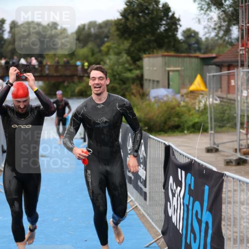 25.08.2024 - Elbe Triathlon Hamburg H.Heesch http://msf.ph/oto/6833248 25.08.2024 08:32:31 Schwimmen 42, 56, 76, 77 meine-sportfotos.de