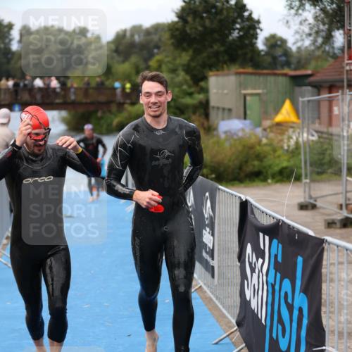 25.08.2024 - Elbe Triathlon Hamburg H.Heesch http://msf.ph/oto/6833264 25.08.2024 08:32:31 Schwimmen 42, 56, 76, 77 meine-sportfotos.de