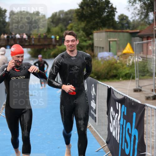 25.08.2024 - Elbe Triathlon Hamburg H.Heesch http://msf.ph/oto/6833269 25.08.2024 08:32:31 Schwimmen 42, 56, 76, 77 meine-sportfotos.de