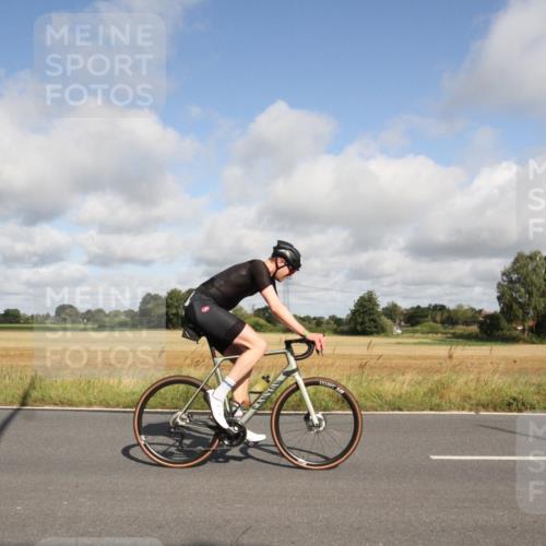 25.08.2024 - Elbe Triathlon Hamburg Fuchs,  Jonas http://msf.ph/oto/6833318 25.08.2024 09:52:35 Radfahren 389, 289, 426, 527, 309 meine-sportfotos.de