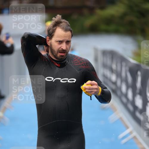 25.08.2024 - Elbe Triathlon Hamburg H.Heesch http://msf.ph/oto/6833423 25.08.2024 08:32:52 Schwimmen 42, 50, 91, 105 meine-sportfotos.de