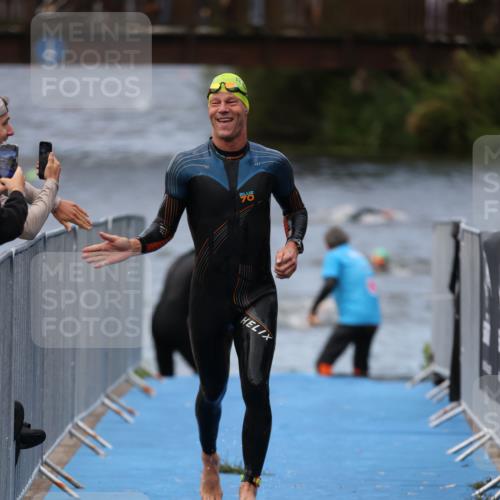 25.08.2024 - Elbe Triathlon Hamburg H.Heesch http://msf.ph/oto/6833446 25.08.2024 08:32:54 Schwimmen 50, 91, 105 meine-sportfotos.de