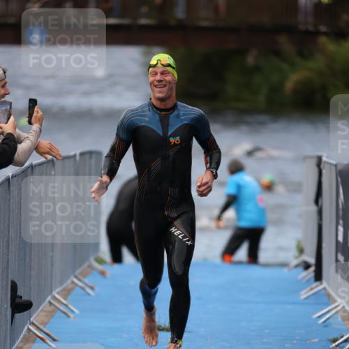 25.08.2024 - Elbe Triathlon Hamburg H.Heesch http://msf.ph/oto/6833452 25.08.2024 08:32:54 Schwimmen 50, 91, 105 meine-sportfotos.de