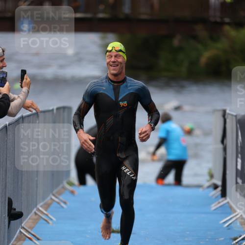 25.08.2024 - Elbe Triathlon Hamburg H.Heesch http://msf.ph/oto/6833456 25.08.2024 08:32:54 Schwimmen 50, 91, 105 meine-sportfotos.de