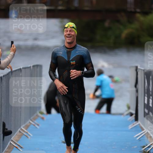 25.08.2024 - Elbe Triathlon Hamburg H.Heesch http://msf.ph/oto/6833467 25.08.2024 08:32:54 Schwimmen 50, 91, 105 meine-sportfotos.de