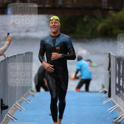 25.08.2024 - Elbe Triathlon Hamburg H.Heesch http://msf.ph/oto/6833469 25.08.2024 08:32:54 Schwimmen 50, 91, 105 meine-sportfotos.de