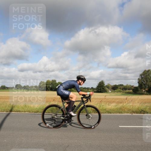 25.08.2024 - Elbe Triathlon Hamburg Fuchs,  Jonas http://msf.ph/oto/6833598 25.08.2024 09:56:49 Radfahren 421, 328, 200, 1850, 224 meine-sportfotos.de