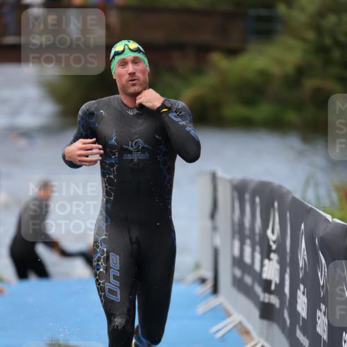 25.08.2024 - Elbe Triathlon Hamburg H.Heesch http://msf.ph/oto/6833681 25.08.2024 08:33:18 Schwimmen 50, 60, 99 meine-sportfotos.de