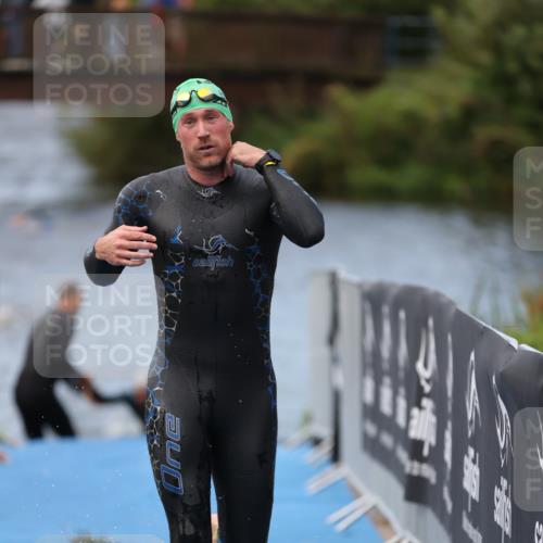25.08.2024 - Elbe Triathlon Hamburg H.Heesch http://msf.ph/oto/6833687 25.08.2024 08:33:18 Schwimmen 50, 60, 99 meine-sportfotos.de