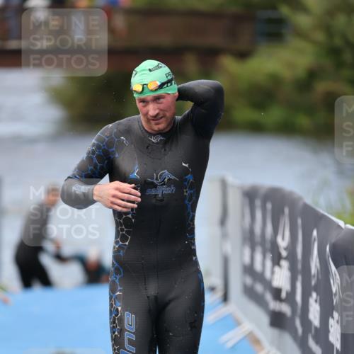 25.08.2024 - Elbe Triathlon Hamburg H.Heesch http://msf.ph/oto/6833688 25.08.2024 08:33:19 Schwimmen 50, 60, 99 meine-sportfotos.de