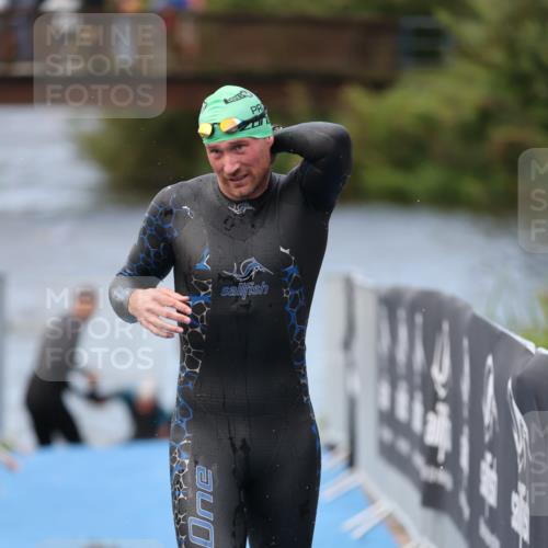 25.08.2024 - Elbe Triathlon Hamburg H.Heesch http://msf.ph/oto/6833695 25.08.2024 08:33:19 Schwimmen 50, 60, 99 meine-sportfotos.de