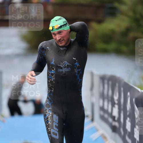 25.08.2024 - Elbe Triathlon Hamburg H.Heesch http://msf.ph/oto/6833703 25.08.2024 08:33:19 Schwimmen 50, 60, 99 meine-sportfotos.de
