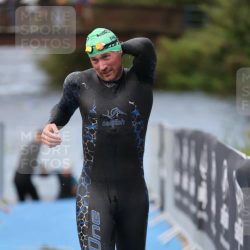 25.08.2024 - Elbe Triathlon Hamburg H.Heesch http://msf.ph/oto/6833705 25.08.2024 08:33:19 Schwimmen 50, 60, 99 meine-sportfotos.de