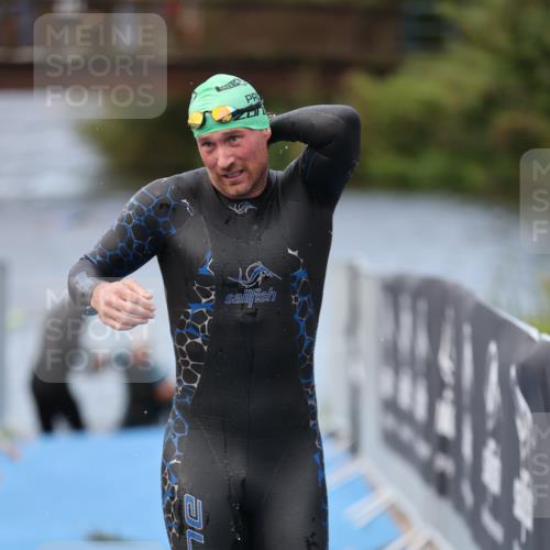 25.08.2024 - Elbe Triathlon Hamburg H.Heesch http://msf.ph/oto/6833712 25.08.2024 08:33:19 Schwimmen 50, 60, 99 meine-sportfotos.de