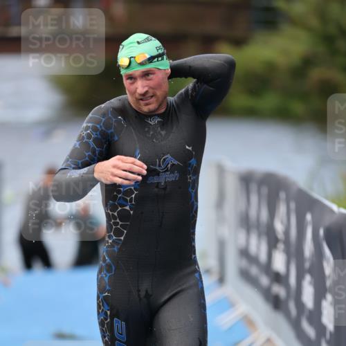 25.08.2024 - Elbe Triathlon Hamburg H.Heesch http://msf.ph/oto/6833719 25.08.2024 08:33:19 Schwimmen 50, 60, 99 meine-sportfotos.de