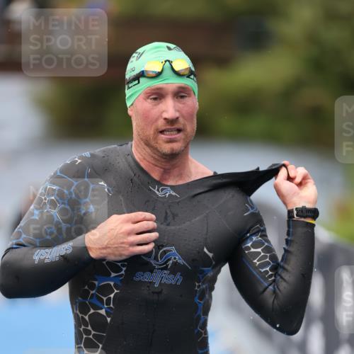 25.08.2024 - Elbe Triathlon Hamburg H.Heesch http://msf.ph/oto/6833737 25.08.2024 08:33:20 Schwimmen 50, 60, 99 meine-sportfotos.de