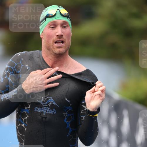25.08.2024 - Elbe Triathlon Hamburg H.Heesch http://msf.ph/oto/6833749 25.08.2024 08:33:20 Schwimmen 50, 60, 99 meine-sportfotos.de