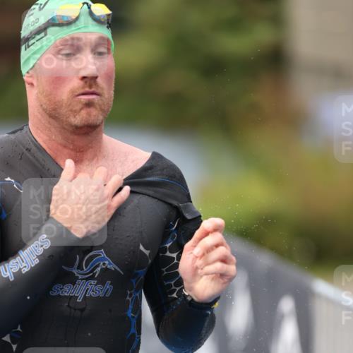 25.08.2024 - Elbe Triathlon Hamburg H.Heesch http://msf.ph/oto/6833772 25.08.2024 08:33:20 Schwimmen 50, 60, 99 meine-sportfotos.de