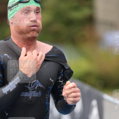 25.08.2024 - Elbe Triathlon Hamburg H.Heesch http://msf.ph/oto/6833777 25.08.2024 08:33:20 Schwimmen 50, 60, 99 meine-sportfotos.de