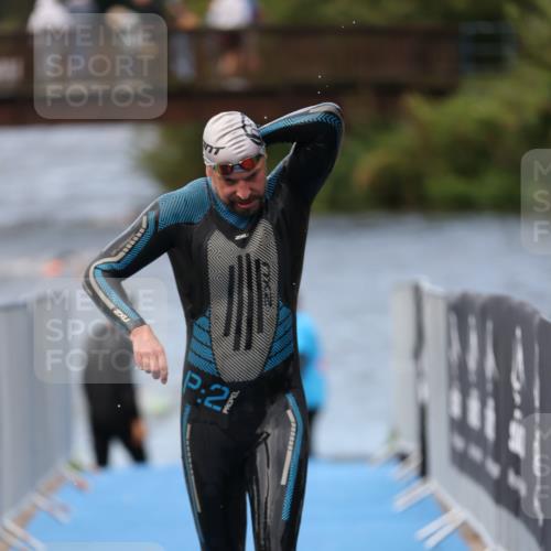 25.08.2024 - Elbe Triathlon Hamburg H.Heesch http://msf.ph/oto/6833797 25.08.2024 08:33:27 Schwimmen 33, 60, 99 meine-sportfotos.de