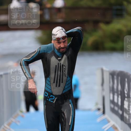 25.08.2024 - Elbe Triathlon Hamburg H.Heesch http://msf.ph/oto/6833812 25.08.2024 08:33:27 Schwimmen 33, 60, 99 meine-sportfotos.de