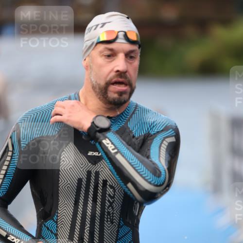 25.08.2024 - Elbe Triathlon Hamburg H.Heesch http://msf.ph/oto/6833835 25.08.2024 08:33:29 Schwimmen 33, 60, 99 meine-sportfotos.de