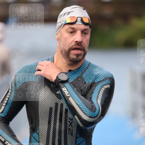 25.08.2024 - Elbe Triathlon Hamburg H.Heesch http://msf.ph/oto/6833839 25.08.2024 08:33:29 Schwimmen 33, 60, 99 meine-sportfotos.de