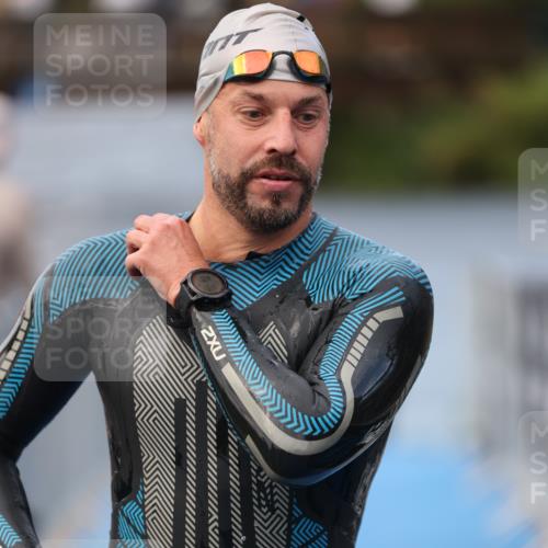 25.08.2024 - Elbe Triathlon Hamburg H.Heesch http://msf.ph/oto/6833853 25.08.2024 08:33:30 Schwimmen 33, 60, 99 meine-sportfotos.de