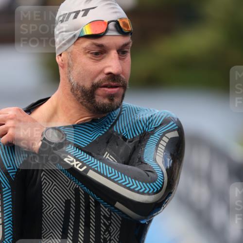 25.08.2024 - Elbe Triathlon Hamburg H.Heesch http://msf.ph/oto/6833886 25.08.2024 08:33:30 Schwimmen 33, 60, 99 meine-sportfotos.de