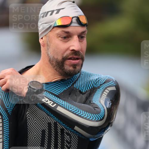 25.08.2024 - Elbe Triathlon Hamburg H.Heesch http://msf.ph/oto/6833896 25.08.2024 08:33:30 Schwimmen 33, 60, 99 meine-sportfotos.de