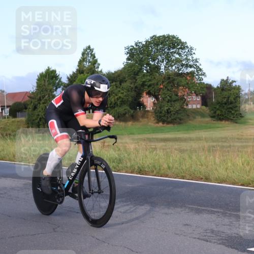 25.08.2024 - Elbe Triathlon Hamburg Fuchs,  Jonas http://msf.ph/oto/6833899 25.08.2024 08:36:29 Radfahren 65 meine-sportfotos.de