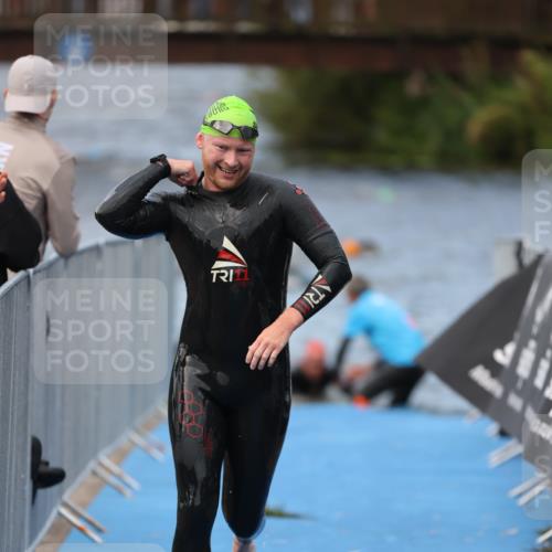 25.08.2024 - Elbe Triathlon Hamburg H.Heesch http://msf.ph/oto/6833907 25.08.2024 08:33:41 Schwimmen 33, 60, 61, 69 meine-sportfotos.de