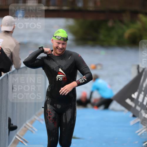 25.08.2024 - Elbe Triathlon Hamburg H.Heesch http://msf.ph/oto/6833912 25.08.2024 08:33:41 Schwimmen 33, 60, 61, 69 meine-sportfotos.de