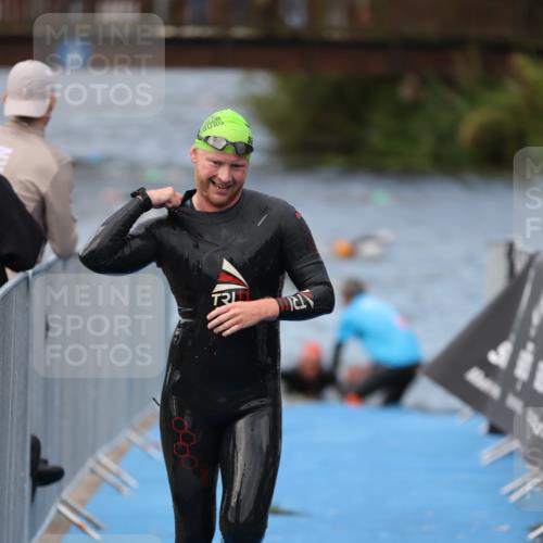 25.08.2024 - Elbe Triathlon Hamburg H.Heesch http://msf.ph/oto/6833917 25.08.2024 08:33:42 Schwimmen 33, 60, 61, 69 meine-sportfotos.de