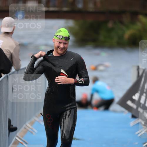 25.08.2024 - Elbe Triathlon Hamburg H.Heesch http://msf.ph/oto/6833924 25.08.2024 08:33:42 Schwimmen 33, 60, 61, 69 meine-sportfotos.de