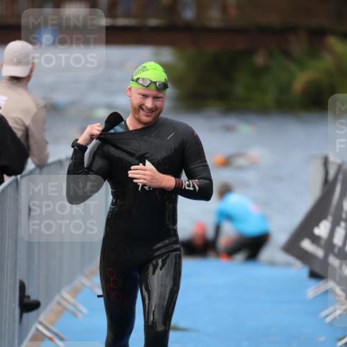 25.08.2024 - Elbe Triathlon Hamburg H.Heesch http://msf.ph/oto/6833929 25.08.2024 08:33:42 Schwimmen 33, 60, 61, 69 meine-sportfotos.de