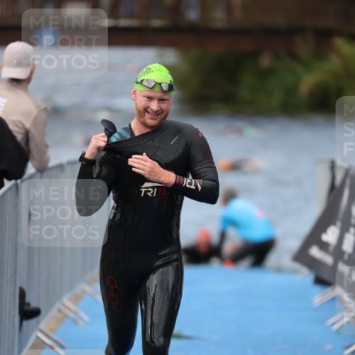 25.08.2024 - Elbe Triathlon Hamburg H.Heesch http://msf.ph/oto/6833933 25.08.2024 08:33:42 Schwimmen 33, 60, 61, 69 meine-sportfotos.de