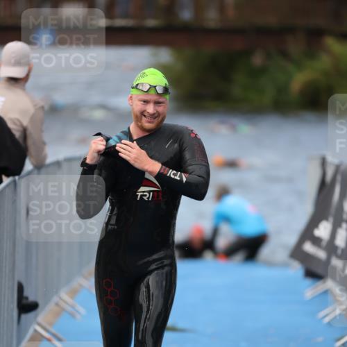 25.08.2024 - Elbe Triathlon Hamburg H.Heesch http://msf.ph/oto/6833936 25.08.2024 08:33:42 Schwimmen 33, 60, 61, 69 meine-sportfotos.de