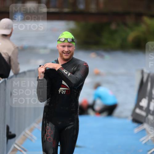 25.08.2024 - Elbe Triathlon Hamburg H.Heesch http://msf.ph/oto/6833947 25.08.2024 08:33:42 Schwimmen 33, 60, 61, 69 meine-sportfotos.de