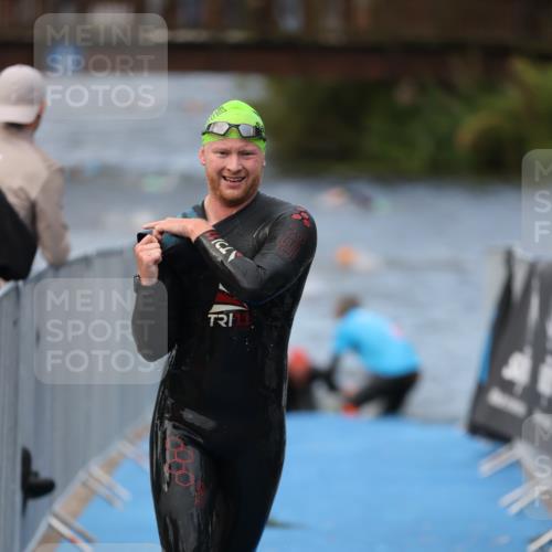 25.08.2024 - Elbe Triathlon Hamburg H.Heesch http://msf.ph/oto/6833948 25.08.2024 08:33:42 Schwimmen 33, 60, 61, 69 meine-sportfotos.de